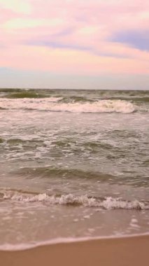 Fırtınada güzel bir denizin manzarası