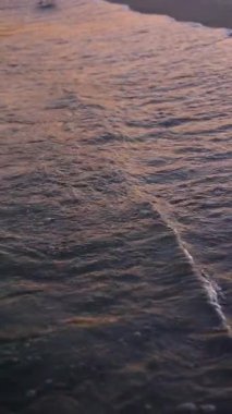 Gün batımında güzel bir denizin manzarası