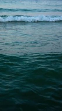 Gün batımında güzel bir denizin manzarası