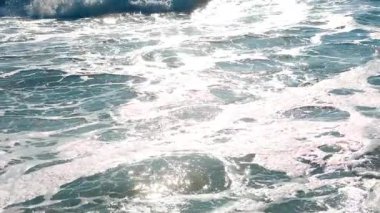 Fırtınada güzel bir denizin manzarası