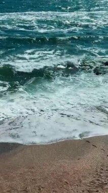 Fırtınada güzel bir denizin manzarası