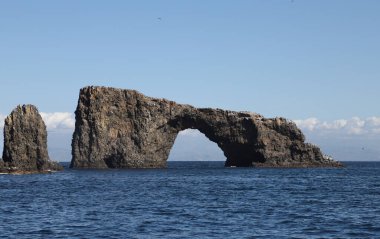 Doğu Anacapa Adası yakınlarındaki Arch Rock, Channel Adaları Ulusal Parkı, Kaliforniya