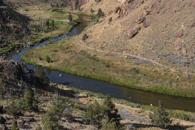 Eğri Nehir, Oregon 'daki Smith Rock State Parkı' ndan akıyor.