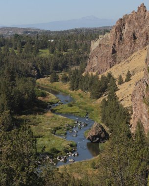 Eğri Nehir, Oregon 'daki Smith Rock State Parkı' ndan akıyor.