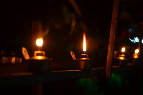 Traditionelle Petroleumlampe Licht Auch Als Pelita Isoliert Einem Dunklen Hintergrund — Stockfoto