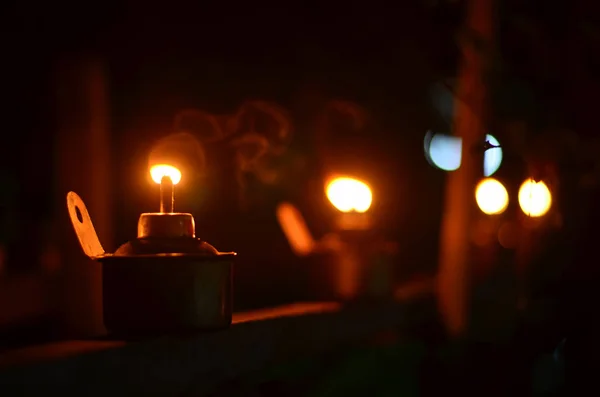 Traditionelle Petroleumlampe Licht Auch Als Pelita Isoliert Einem Dunklen Hintergrund — Stockfoto