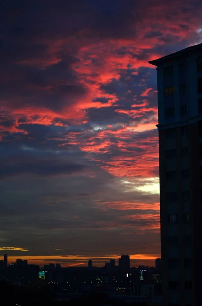Gün batımında siluetler manzara.