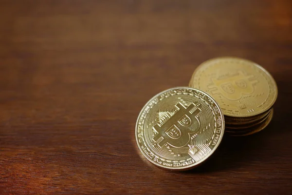 Stapel Virtuele Valuta Fysieke Bitcoins Houten Achtergrond — Stockfoto