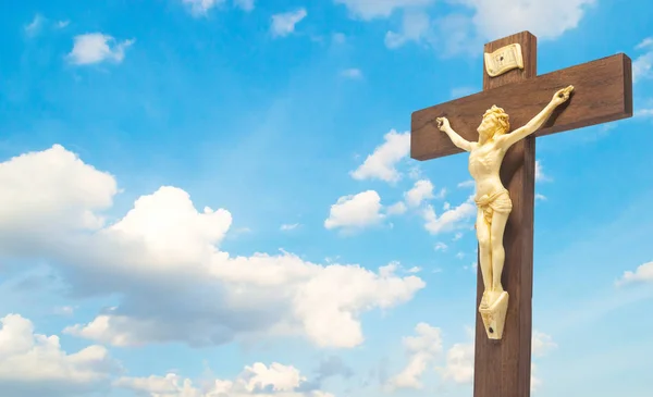 Drewna krucyfiks ciała Chrystusa na krzyżu na błękitne niebo chmury — Zdjęcie stockowe
