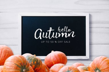 ahşap beyaz arka plan üzerinde tahta üzerinde sonbahar promosyon afiş 