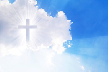 Hıristiyan haçı gökyüzünde parlak görünüyor.