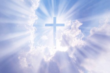 Hıristiyan haçı gökyüzünde parlak görünüyor.