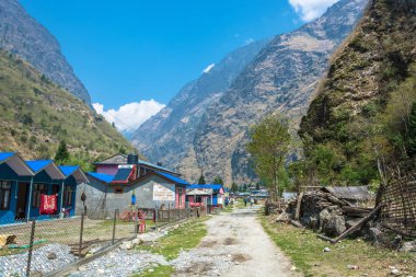 Tal, Nepal-Mart 29, 2018: Tal köyü çevresinde üzerinde 29 Mart 2018 Annapurna Nepal yolda turist.