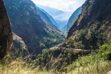 Güzel dağ manzarası ile derin gorge bahar günü, Himalayalar, Nepal.