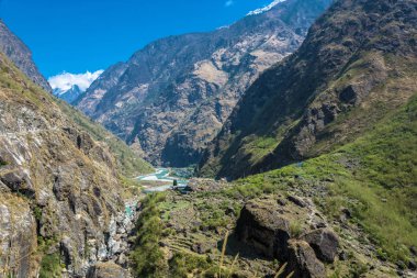 Bir bahar günü, Himalayalar, Nepal üzerinde derin bir geçit nehirde dağ.