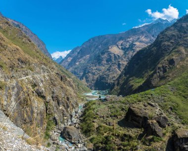 Bir bahar günü, Himalayalar, Nepal üzerinde derin bir geçit nehirde dağ.