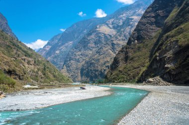 Dağ nehir kenarında köy Tal bir güneşli bir bahar günü, Nepal.