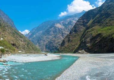 Dağ nehir kenarında köy Tal bir güneşli bir bahar günü, Nepal.