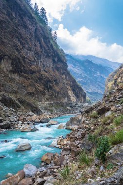 Bir bahar günü, Himalayalar, Nepal üzerinde derin bir geçit nehirde dağ.