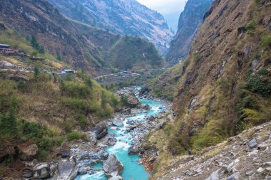 Bir bahar günü, Himalayalar, Nepal üzerinde derin bir geçit nehirde dağ. 