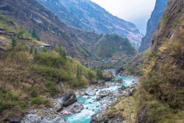 Bir bahar günü, Himalayalar, Nepal üzerinde derin bir geçit nehirde dağ.