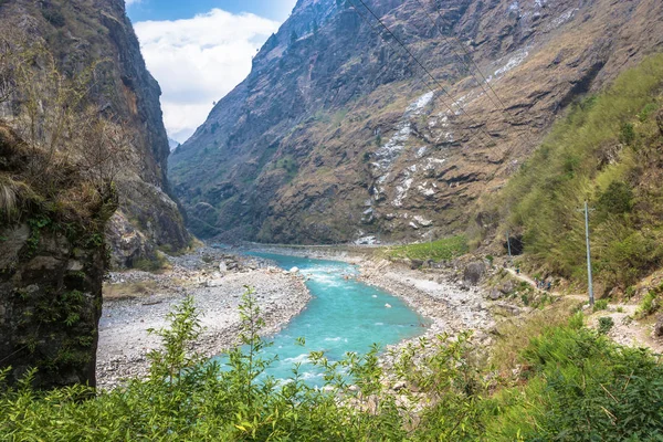 Górskie Rzeki Głęboki Wąwóz Wiosnę Dzień Himalaje Nepal — Zdjęcie stockowe