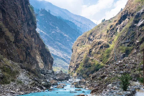 Bir bahar günü, Himalayalar, Nepal üzerinde derin bir geçit nehirde dağ. 