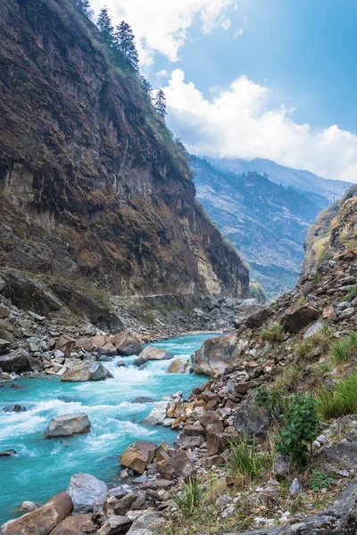 Bir bahar günü, Himalayalar, Nepal üzerinde derin bir geçit nehirde dağ.
