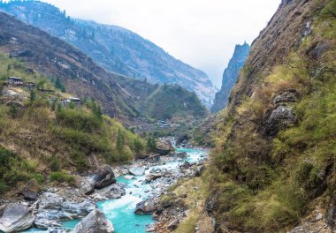 Bir bahar günü, Himalayalar, Nepal üzerinde derin bir geçit nehirde dağ.
