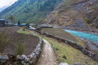 Nepal dağlarda bahar gününde güzel kırsal peyzaj.