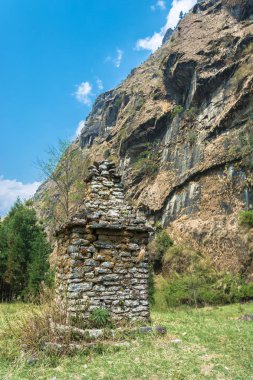 Güneşli bir bahar eski taş stupa Himalayalar, Nepal.