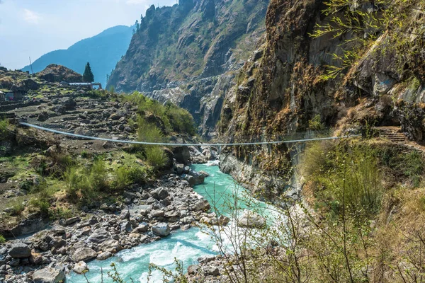 Most Przez Rzekę Górskich Słoneczny Dzień Wiosny Nepalu — Zdjęcie stockowe