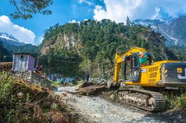 Nepal-Mart 30, 2018: Ekskavatör inşaat alanında bir dağ köyünde 30 Mart 2018 üzerinde Nepal'de açıyor. 