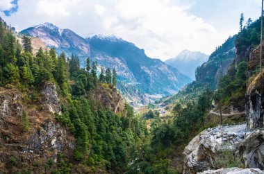 Dağ yolundan güzel Dağları'nda bahar gününde, Nepal sarma.