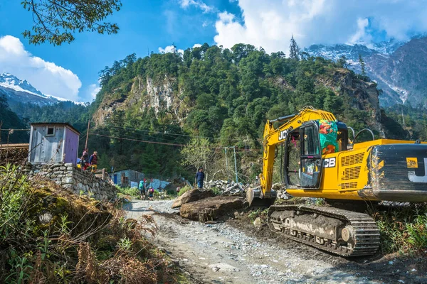 Nepal-Mart 30, 2018: Ekskavatör inşaat alanında bir dağ köyünde 30 Mart 2018 üzerinde Nepal'de açıyor. 