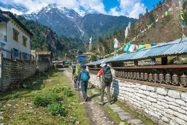 Nepal-Mart 30, 2018: Turist etrafında Annapurna 30 Mart 2018 Nepal yolda Grup.
