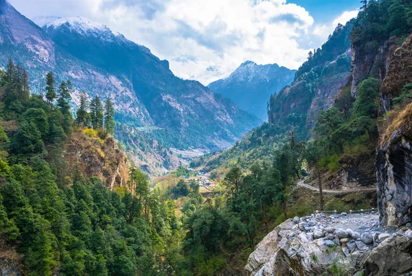 在美丽的山上蜿蜒的山路 在春天的日子 尼泊尔 — 图库照片