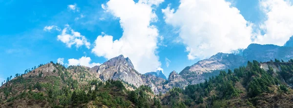 青い空に白い雲 ネパールと美しい山の範囲 — ストック写真