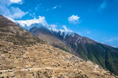 Nepal güneşli bahar gününde güzel dağ manzarası.
