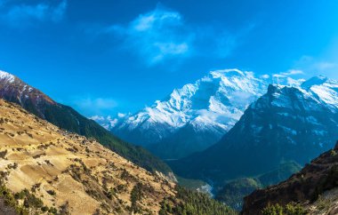 Nepal güneşli bahar gününde güzel dağ manzarası. 