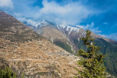 Nepal güneşli bahar gününde güzel dağ manzarası.