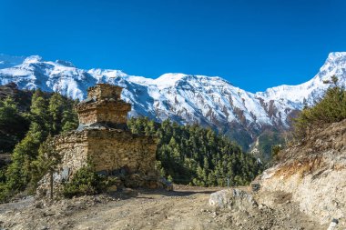 Büyük taş stupa Nepal Himalayalar bir dağ yolu kenarında.