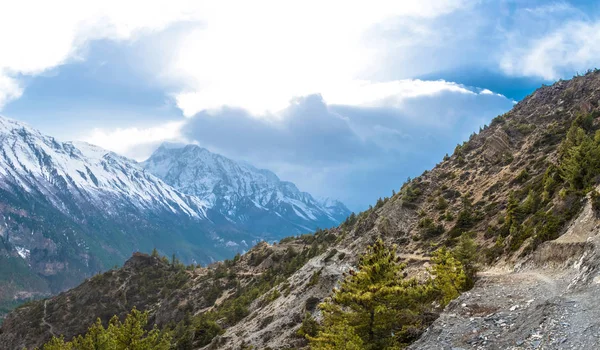 Camino Montaña Una Empinada Ladera Una Montaña Día Primavera Himalaya — Foto de Stock