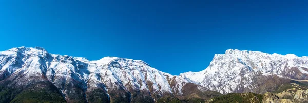 晴れた日に ネパールのヒマラヤ山脈の雪山の美しい景色 — ストック写真