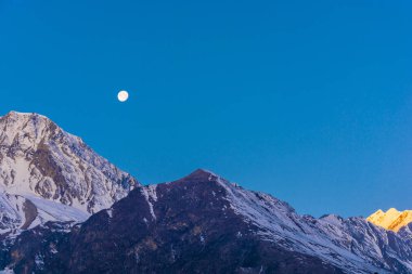 Güzel ay yatay, dağ aralıkları ve mavi gökyüzü Himalayalar, Nepal. 