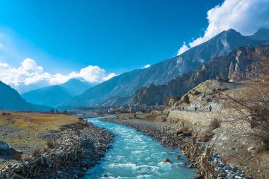 Güzel dağ manzarası ile: Bagmati Nehri'nin güneşli bir günde, Nepal.