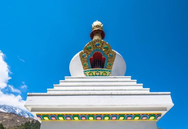 Güzel beyaz taş stupa dağlar ve Himalayalar, Nepal mavi gökyüzünde karşı.
