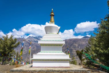 Güzel beyaz taş stupa dağlar ve Himalayalar, Nepal mavi gökyüzünde karşı. 