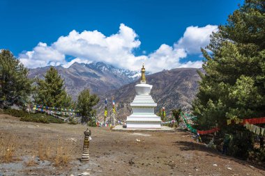 Güzel beyaz taş stupa dağlar ve Himalayalar, Nepal mavi gökyüzünde karşı.