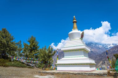Güzel beyaz taş stupa dağlar ve Himalayalar, Nepal mavi gökyüzünde karşı. 
